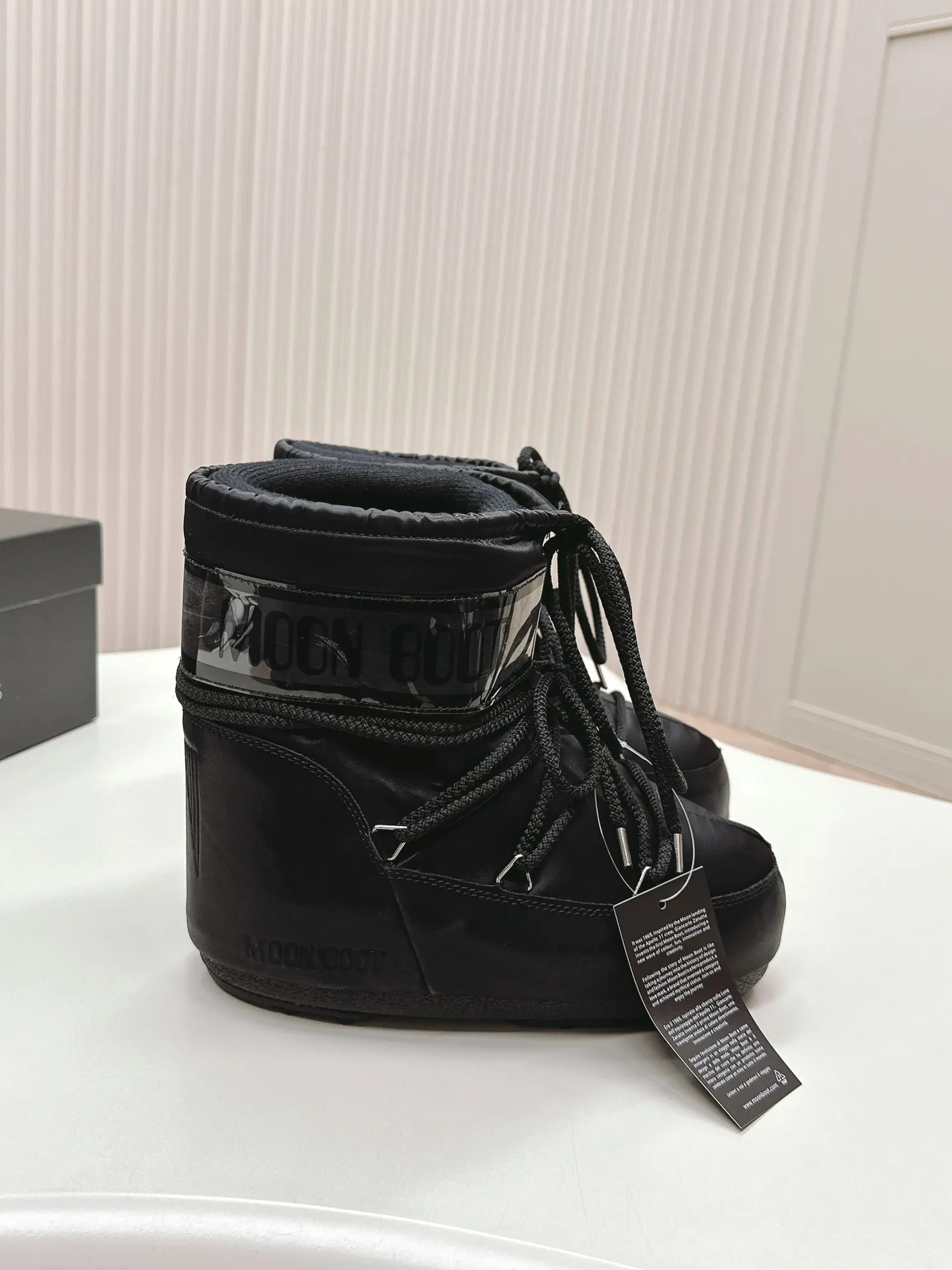 Men's shoes pP600! Fabric short boots Moon Boot 24ss The latest snow boots series for autumn and winter... Ugly snow short boots Forget UGG, fashionable people are wearing Moon Boot snow boots. If you find it difficult to accept the revival of UGG, now there is a more alternative snow boot that is back. It is 4 cm taller. That is the Moon Boot. It was already very popular in the millennium. Paris Hilton, Victoria Beckham and other celebrities often wore it, and now the Y2K trend is popular again. The same QQ show outfit worn by young children. The ugly snow boots that have been shown by thousands of people have become popular again. They are not distinguished between men and women. They look slim and warm and easy to wear. Fabric: 70% cotton and 30% plastic. Lining: 100% silk cotton liner. Feet: 100% silk cotton liner. Outsole: thermoplastic rubber. Bottom thickness: 4cm. Size: #35-41 (41 customization is not returnable).